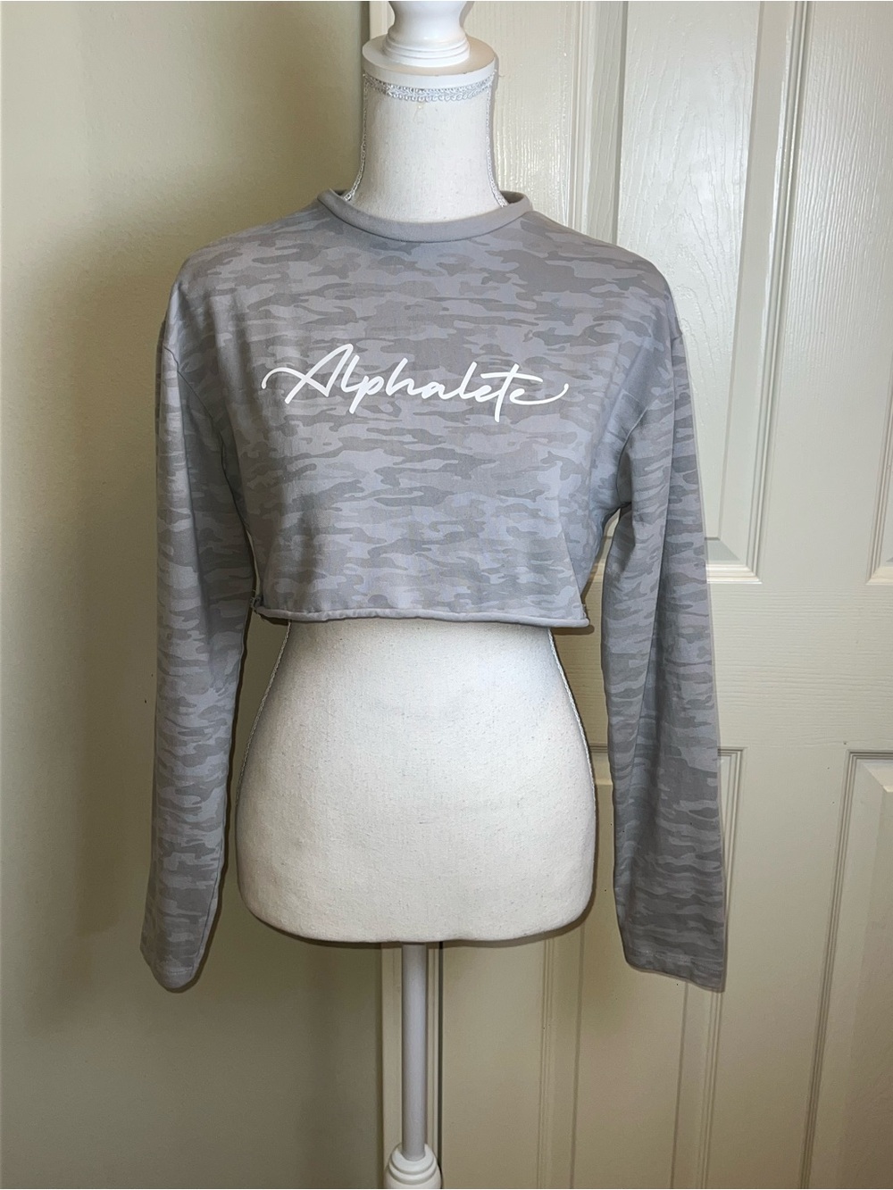 ALPHALETE Cropped Camo Long Sleeve Top